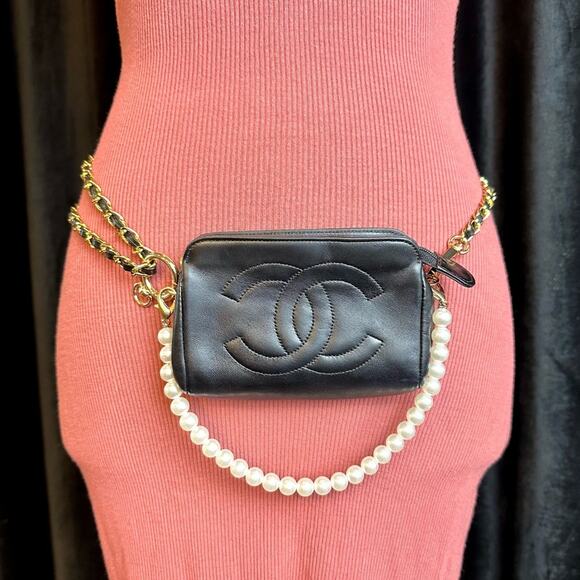 CHANEL Black leather mini pouch crossbody or bum bag - Picture 5 of 12